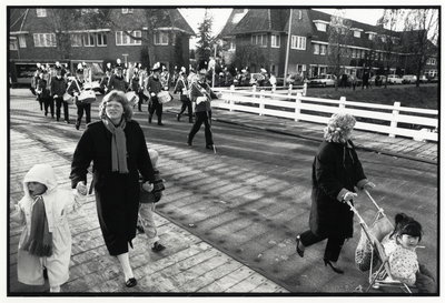 108063 Afbeelding van het Koninklijk Utrechts Dilettanten Orkest (K.U.D.O.) te op de Goethebrug over de Vleutensche ...